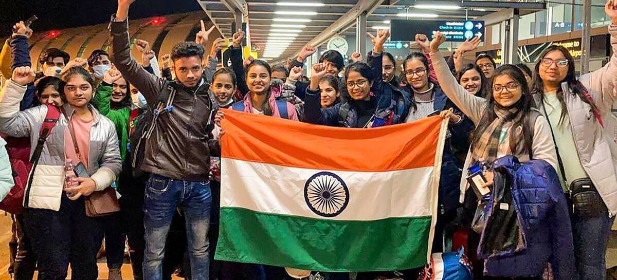 जान बचाकर यूक्रेन से लौटे मेडिकल छात्र फिर से फसने को वहीं भेजे गये