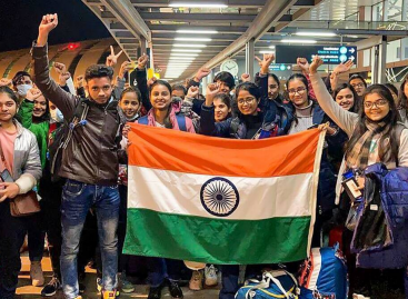 जान बचाकर यूक्रेन से लौटे मेडिकल छात्र फिर से फसने को वहीं भेजे गये