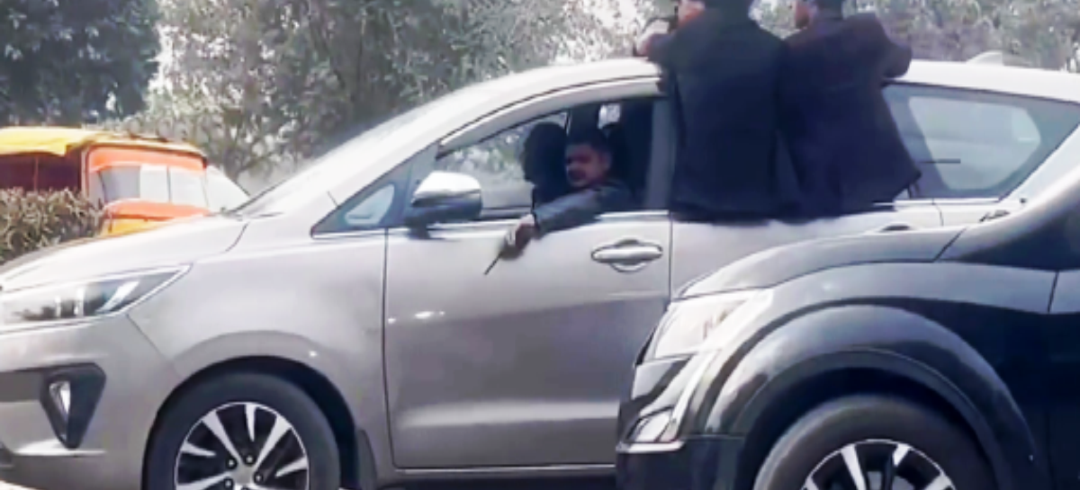 पुलिस के आशीर्वाद से सडक़ों पर कार सवार स्कूली बच्चों का हुड़दंग जारी रहेगा