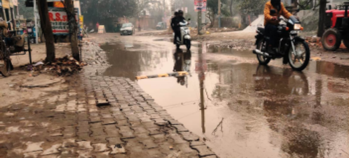 बिन बरसात जल भराव रहता है अजरोंदा मार्केट में
