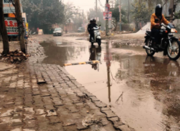 बिन बरसात जल भराव रहता है अजरोंदा मार्केट में