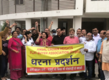 अंसल क्राउन हाइट्स फ्लैट बायर्स एसोसिएशन ने बिल्डर-सरकार मिलीभगत के विरुद्ध किया धरना प्रदर्शन