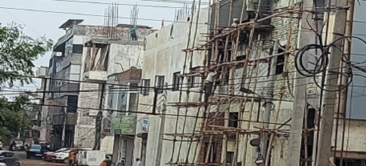 अवैध निर्माण: भ्रष्ट अफसरों की रिपोर्ट पर खुश हैं सीएम खट्टर शहर में चिह्नित अवैध निर्माणों की बाढ़, अफसरों ने मुख्यमंत्री को दी बढिय़ा रिपोर्ट