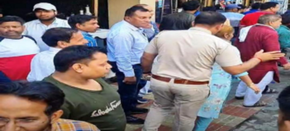 निगम ने नेहरू पैलेस में चलाया अतिक्रमण हटाओ अभियान कई रहेड़ी वालों का सामान जब्त कर कईयों के काटे चालान