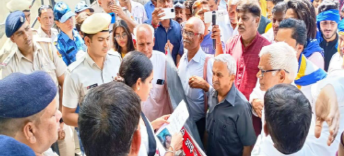 आठ माह पूर्व हुई गुडिय़ा की हत्या को लेकर डीसी कार्यालय पर प्रदर्शन