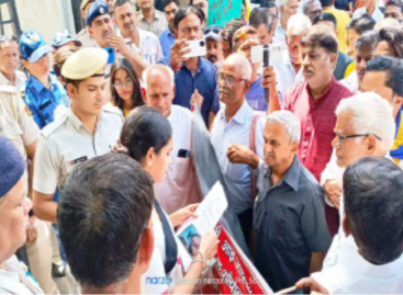 आठ माह पूर्व हुई गुडिय़ा की हत्या को लेकर डीसी कार्यालय पर प्रदर्शन