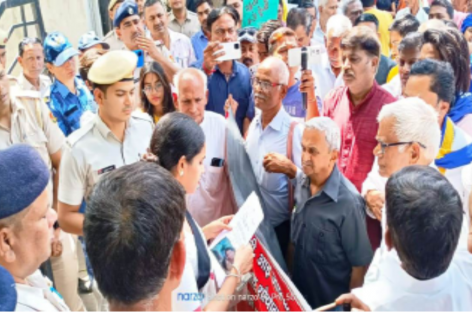आठ माह पूर्व हुई गुडिय़ा की हत्या को लेकर डीसी कार्यालय पर प्रदर्शन