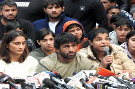 क्या बेटी बचाओ का नारा निरा पाखंड है?