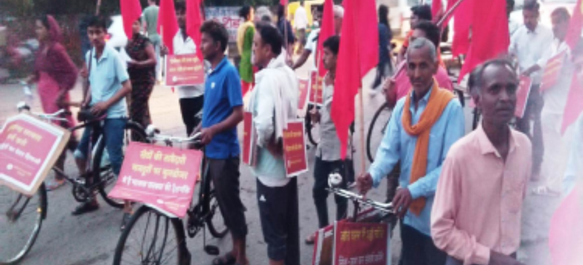रिकॉर्ड बारिश, जलभराव और साइकिल चलाने में कठिनाई भी मज़दूरों को ‘मई दिवस’ की रैली में जाने से नहीं रोक पाए