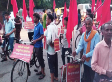 रिकॉर्ड बारिश, जलभराव और साइकिल चलाने में कठिनाई भी मज़दूरों को ‘मई दिवस’ की रैली में जाने से नहीं रोक पाए