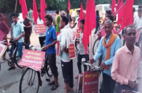 रिकॉर्ड बारिश, जलभराव और साइकिल चलाने में कठिनाई भी मज़दूरों को ‘मई दिवस’ की रैली में जाने से नहीं रोक पाए