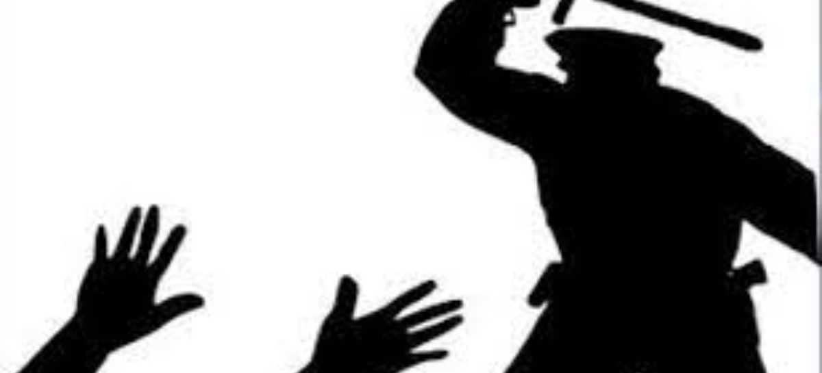 नागरिक वेषभूषा में घर में घुस कर पुलिस वालों ने महिलाओं को पीटा, इन पर भी दर्ज हो केस, मिले सज़ा