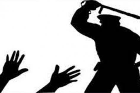 नागरिक वेषभूषा में घर में घुस कर पुलिस वालों ने महिलाओं को पीटा, इन पर भी दर्ज हो केस, मिले सज़ा