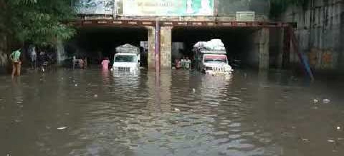 बेशर्मी पर उतरे हैं अधिकारी, जरा सी बारिश में डूबा रेलवे अंडरपास