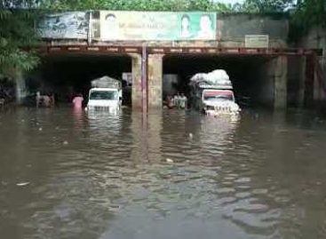 बेशर्मी पर उतरे हैं अधिकारी, जरा सी बारिश में डूबा रेलवे अंडरपास