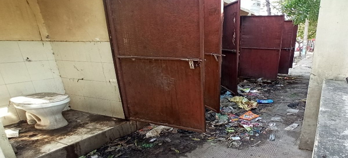 दस साल से डंप पड़े सार्वजनिक शौचालय को चलाने की तैयारी