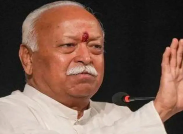 संघ प्रमुख मोहन भागवत ने कमजोर हुए मोदी के लिए उतार फेंका सांस्कृतिक चोला