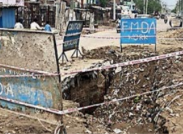 सडक़ों पर खोदे गए गड्ढों में लोगों का गिरकर मरना भी है जरूरी