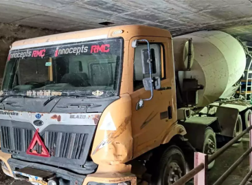 प्रशासन की नालायकी से अंडरपास में फंसा वाहन, ट्रैफिक ध्वस्त