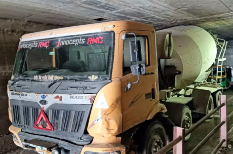 प्रशासन की नालायकी से अंडरपास में फंसा वाहन, ट्रैफिक ध्वस्त