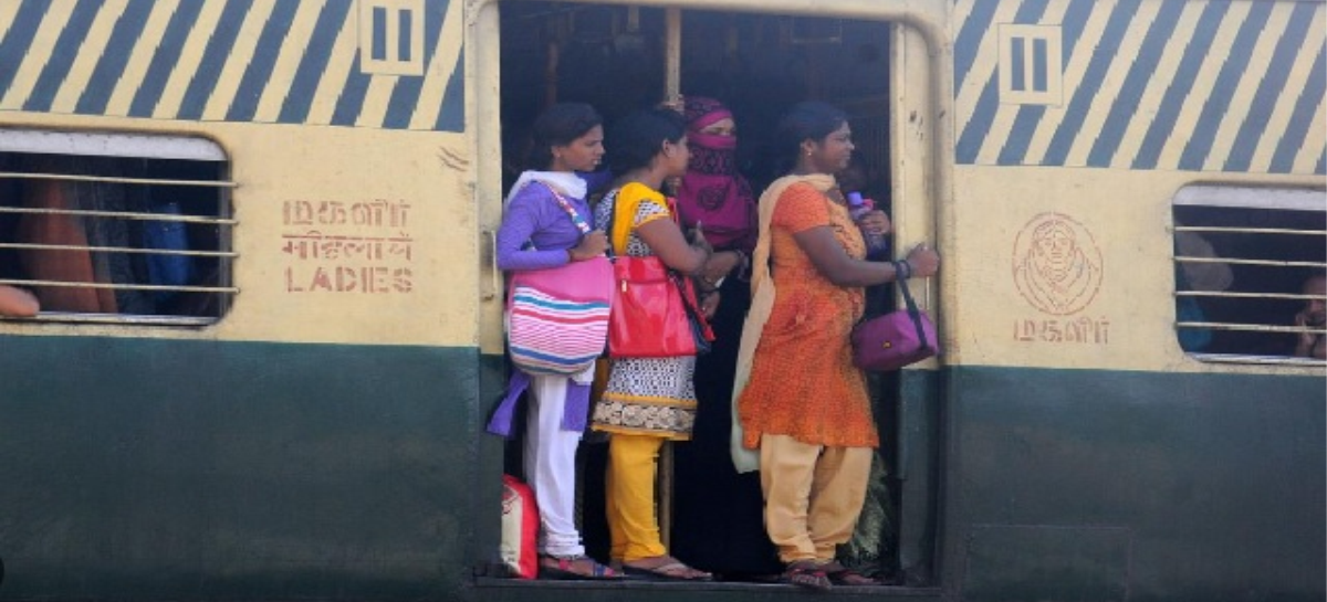 दैनिक यात्रियों का हाल माल भाड़े से भी बदतर लोकल ट्रेनों को घंटों रोक कर निकाली जा रही मालगाडिय़ां