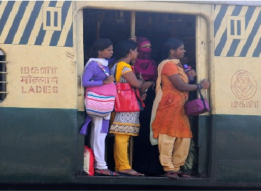 दैनिक यात्रियों का हाल माल भाड़े से भी बदतर लोकल ट्रेनों को घंटों रोक कर निकाली जा रही मालगाडिय़ां