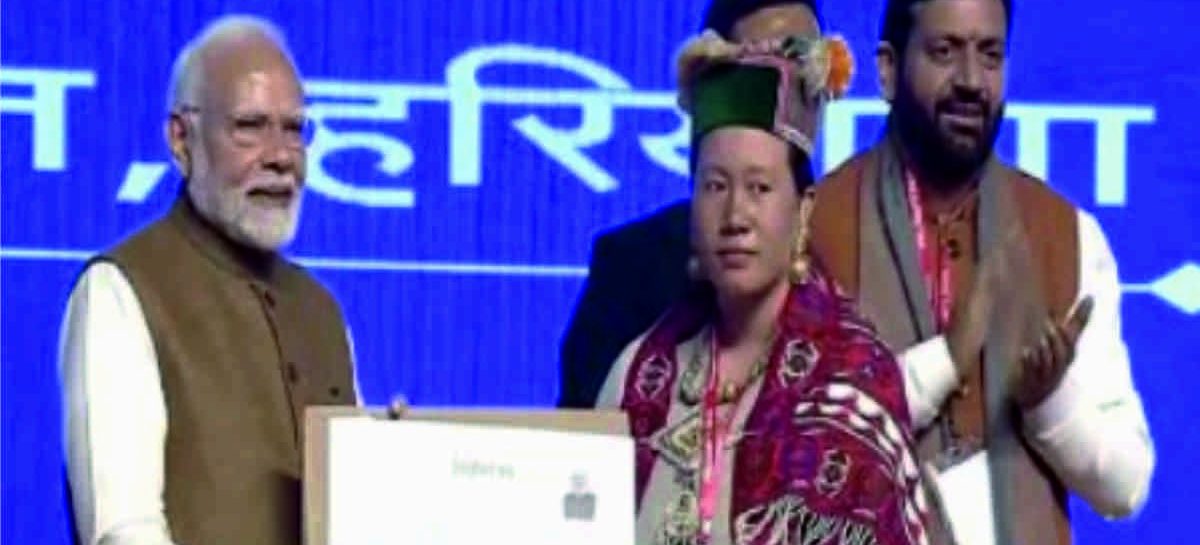 मोदी ने लगाया एक और मजमा, झोले से निकाली लाखों ‘नौकरियां’