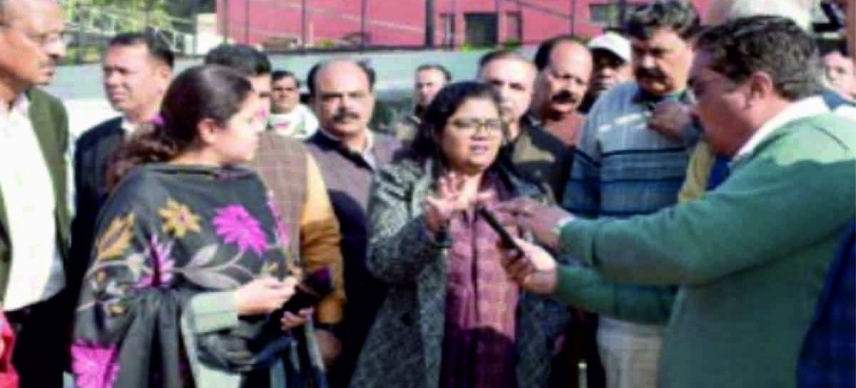 कर्ण कैनाल रोड निर्माण की खामियों पर भड़कीं निगमायुक्त काँट्रैक्टर को दिए दुरुस्त करने के सख्त निर्देश