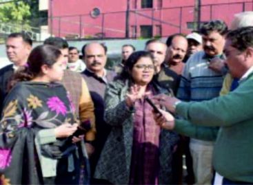 कर्ण कैनाल रोड निर्माण की खामियों पर भड़कीं निगमायुक्त काँट्रैक्टर को दिए दुरुस्त करने के सख्त निर्देश