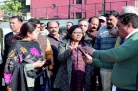 कर्ण कैनाल रोड निर्माण की खामियों पर भड़कीं निगमायुक्त काँट्रैक्टर को दिए दुरुस्त करने के सख्त निर्देश