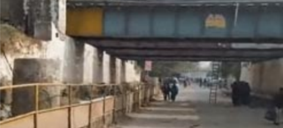 एफएमडीए के जेई धनराज भड़ाना के कारण एनएचपीसी अंडरपास में रेलवे ट्रैक से टकराया कंटेनर