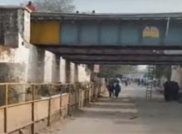 एफएमडीए के जेई धनराज भड़ाना के कारण एनएचपीसी अंडरपास में रेलवे ट्रैक से टकराया कंटेनर