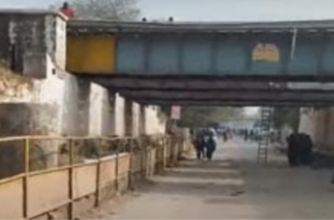 एफएमडीए के जेई धनराज भड़ाना के कारण एनएचपीसी अंडरपास में रेलवे ट्रैक से टकराया कंटेनर