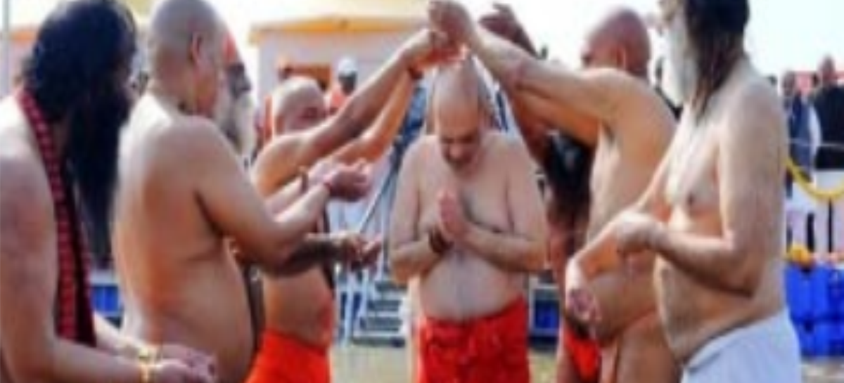 गंगा जी के पानी का रंग देखिये!
