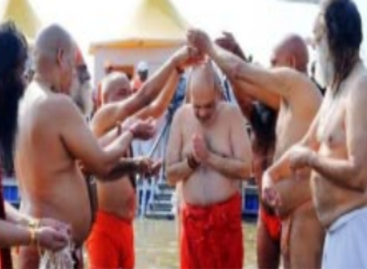 गंगा जी के पानी का रंग देखिये!