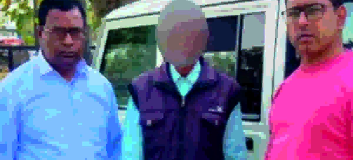 रिश्वत लेते रंगे हाथों गिरफ्तार