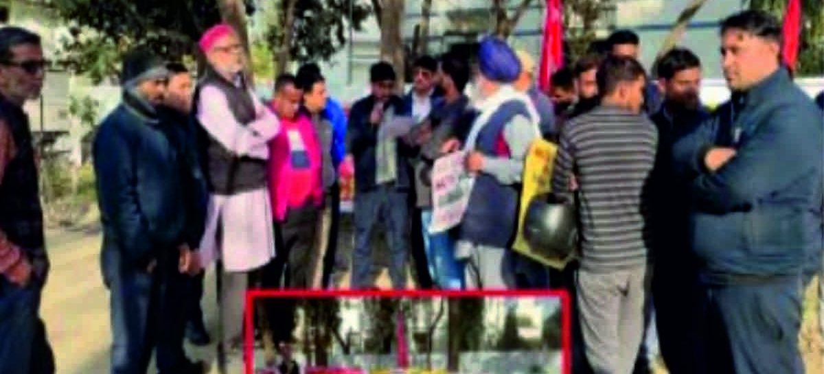 अस्थाई और बर्खास्त मज़दूरों के दमन के खिलाफ रुद्रपुर श्रम भवन में प्रदर्शन, हरियाणा सरकार को सौंपा ज्ञापन
