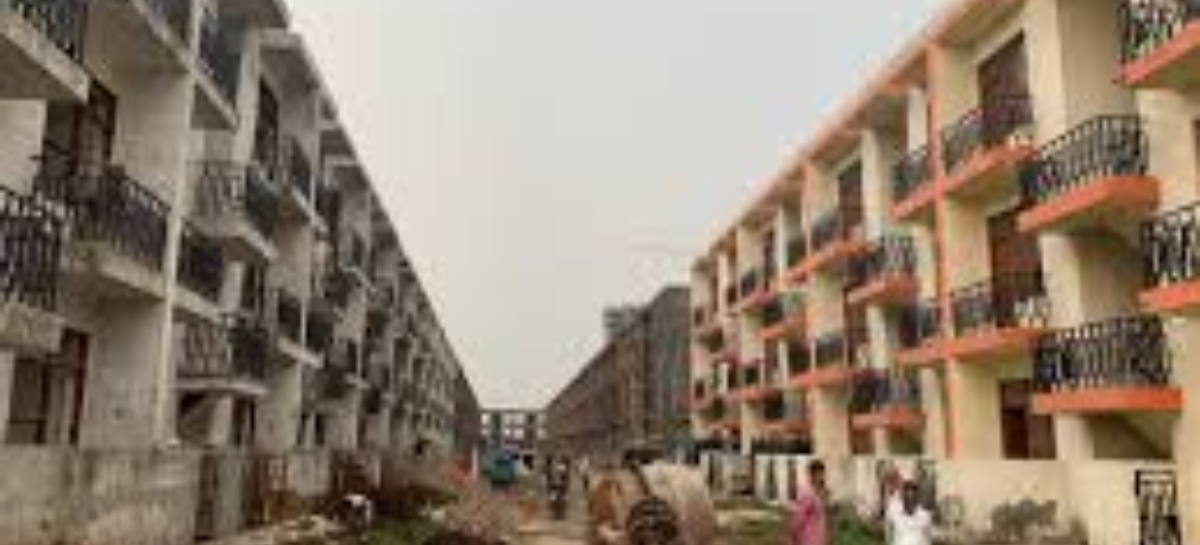 फ्लैट गरीबों के, कमाई कर रहे प्रॉपर्टी डीलर
