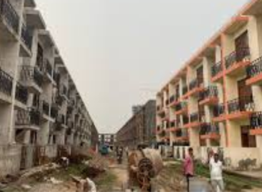 फ्लैट गरीबों के, कमाई कर रहे प्रॉपर्टी डीलर
