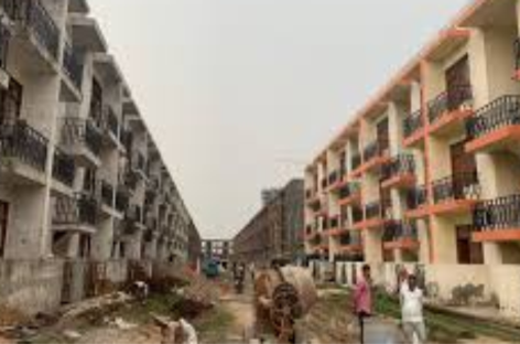 फ्लैट गरीबों के, कमाई कर रहे प्रॉपर्टी डीलर