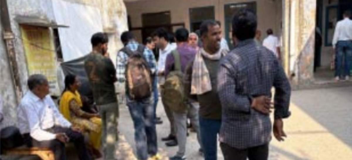 गोंच्छी उपतहसील में कंप्यूटर ऑपरेटरों की दबंगई रजिस्ट्री कराने वालों की लाइन लगी रही और कुर्सी छोड़ कर चले गए ऑपरेटर
