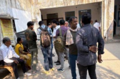 गोंच्छी उपतहसील में कंप्यूटर ऑपरेटरों की दबंगई रजिस्ट्री कराने वालों की लाइन लगी रही और कुर्सी छोड़ कर चले गए ऑपरेटर