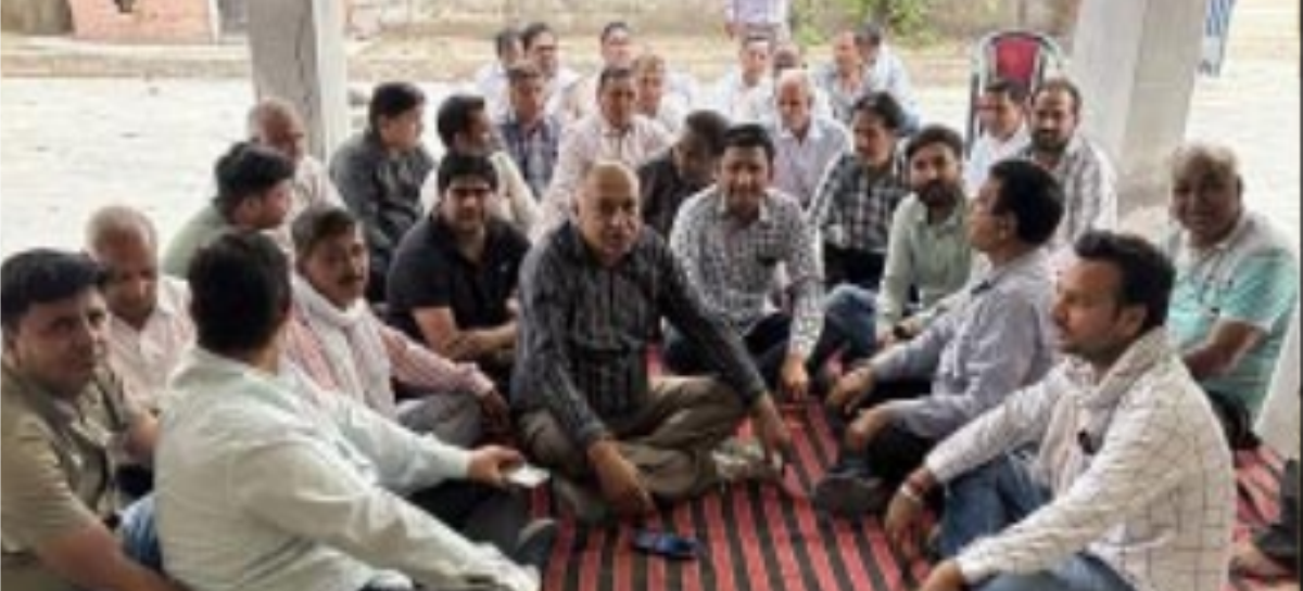 प्रशासन नहीं दे रहा राइस मिलों में गेहूं गिरवाने की अनुमति आढ़तियों ने मार्केट कमेटी के बाहर नारेबाजी कर दिया धरना