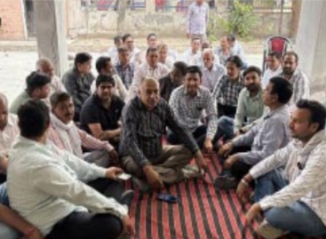 प्रशासन नहीं दे रहा राइस मिलों में गेहूं गिरवाने की अनुमति आढ़तियों ने मार्केट कमेटी के बाहर नारेबाजी कर दिया धरना