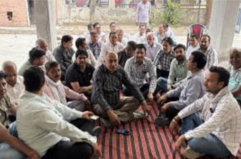 प्रशासन नहीं दे रहा राइस मिलों में गेहूं गिरवाने की अनुमति आढ़तियों ने मार्केट कमेटी के बाहर नारेबाजी कर दिया धरना