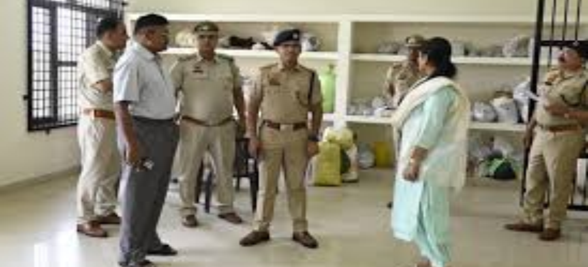 पुलिस महानिदेशक करनाल रेंज ने थाने के मालखाने में मादक पदार्थो का निरीक्षण किया
