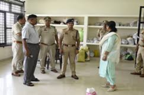 पुलिस महानिदेशक करनाल रेंज ने थाने के मालखाने में मादक पदार्थो का निरीक्षण किया
