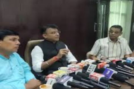 ग्रीवांस कमेटी की बैठक से खदेड़े जाने के बाद मंत्री की चाय पीने पहुंचे पत्तलपाड़
