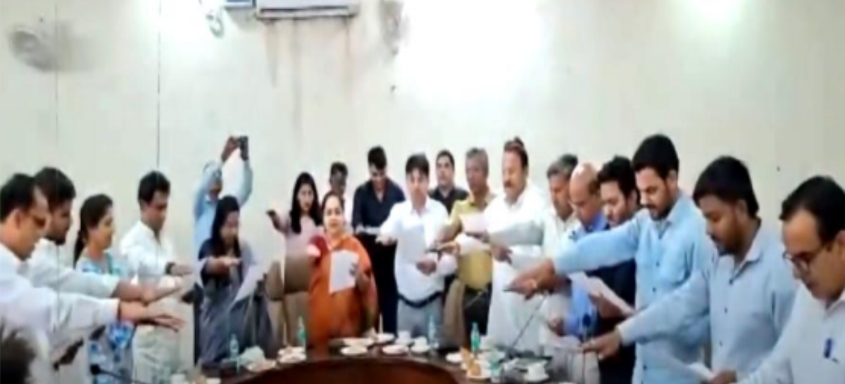 मेयर महोदया, जुमलेबाजी से इंदौर जैसा नहीं बनेगा शहर