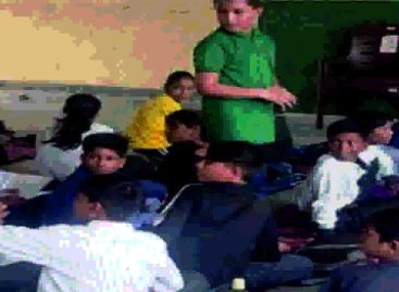 ट्रिपल इंजन सरकार में दान की दरी पर बैठ कर पढऩे को मजबूर विद्यार्थी